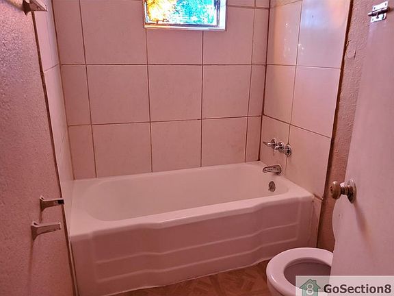 5th image of 409 W Van Buren Ave #3