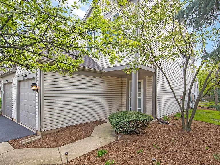 2527 Bordeaux Ln — Photo 2
