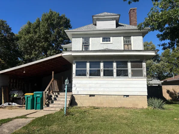 212 W Vine St, Villa Grove, IL 61956