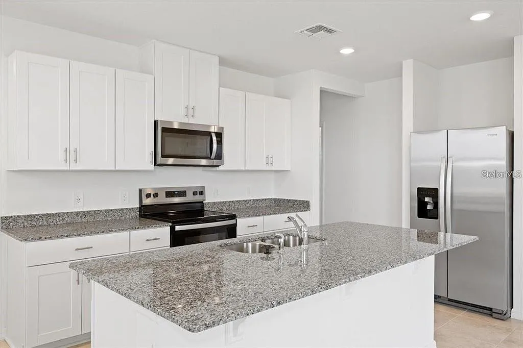 4 bed, 2.0 bath, 1630 sqft, $2,000 — Photo 2