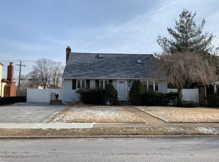 9 Salem Rd, Hicksville, NY 11801