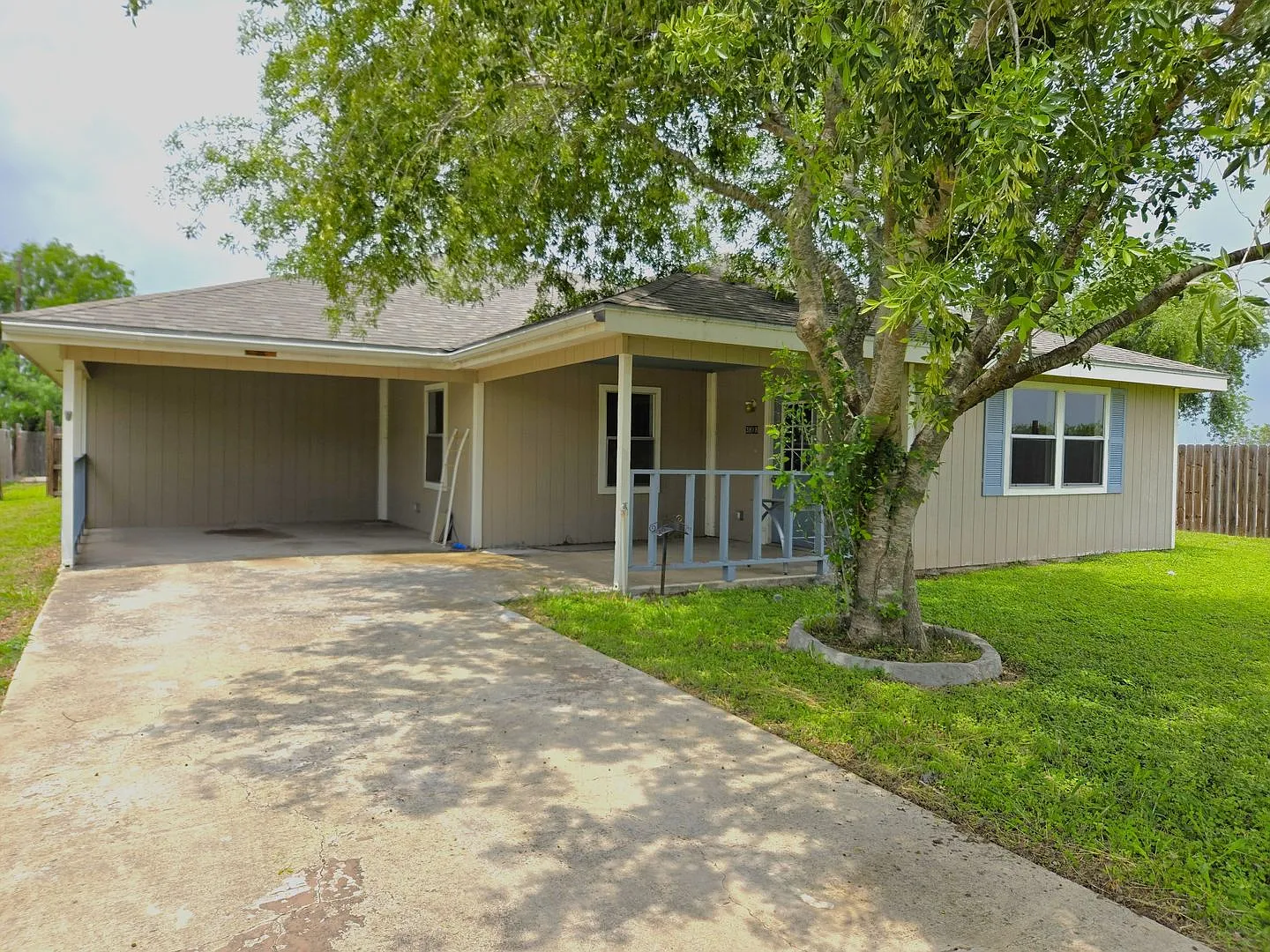 3818 Waterfall - Large 3BD house on a corner lot in Mercedes! — Photo 1