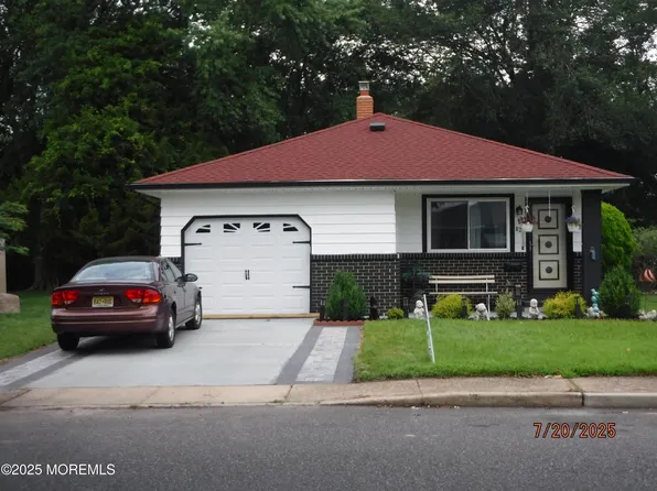 82 Fort De France Avenue, Toms River, NJ 08757