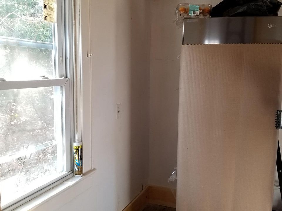 Natural light and brand new appliances