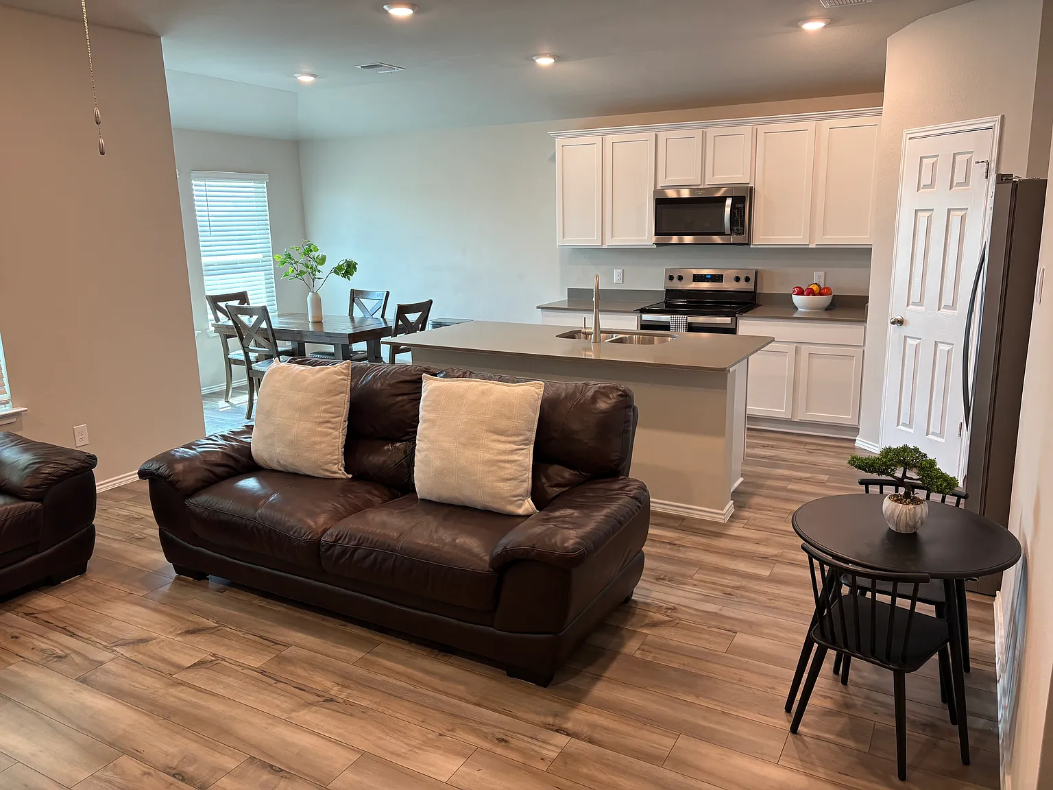 3 bed, 1523 sqft, $1,900 — Photo 2