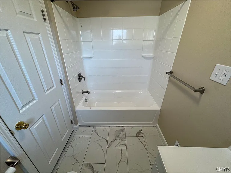 24 W Oneida St — Photo 8