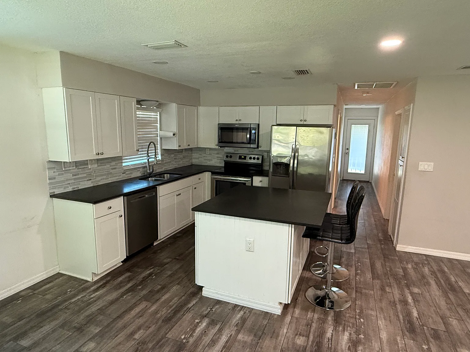 2 bed, 1016 sqft, $1,850 — Photo 2