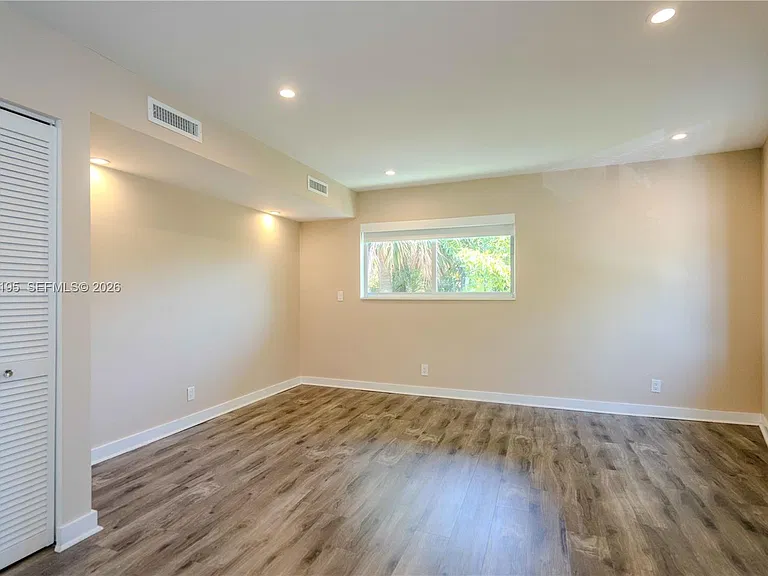 2400 NE 26th St #8 — Photo 6