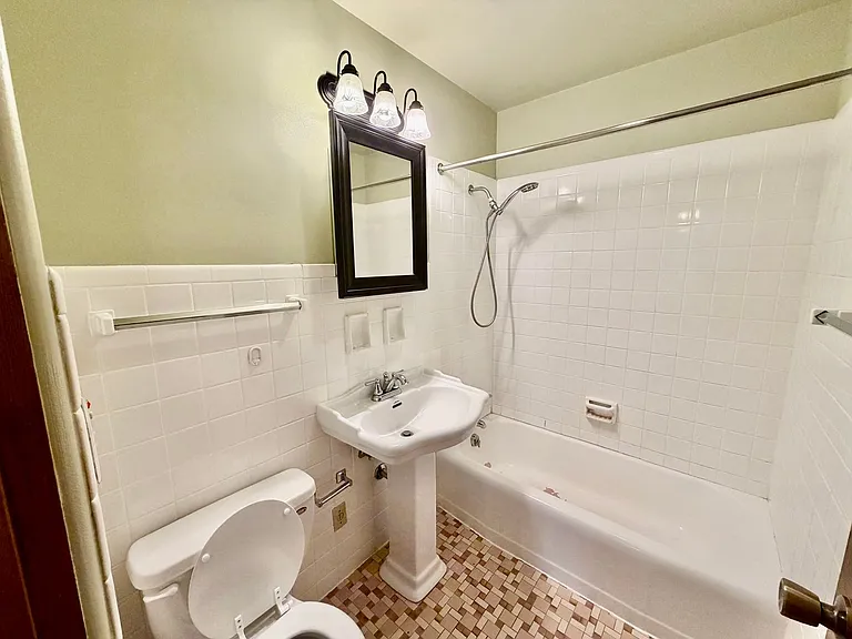 Spacious 2 Bedroom 1 Bathroom! — Photo 5