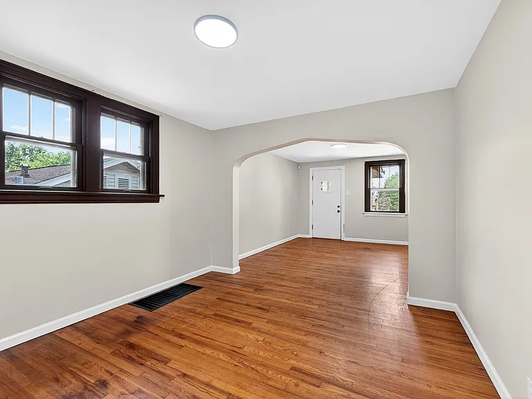 304 Bayless Ave — Photo 5