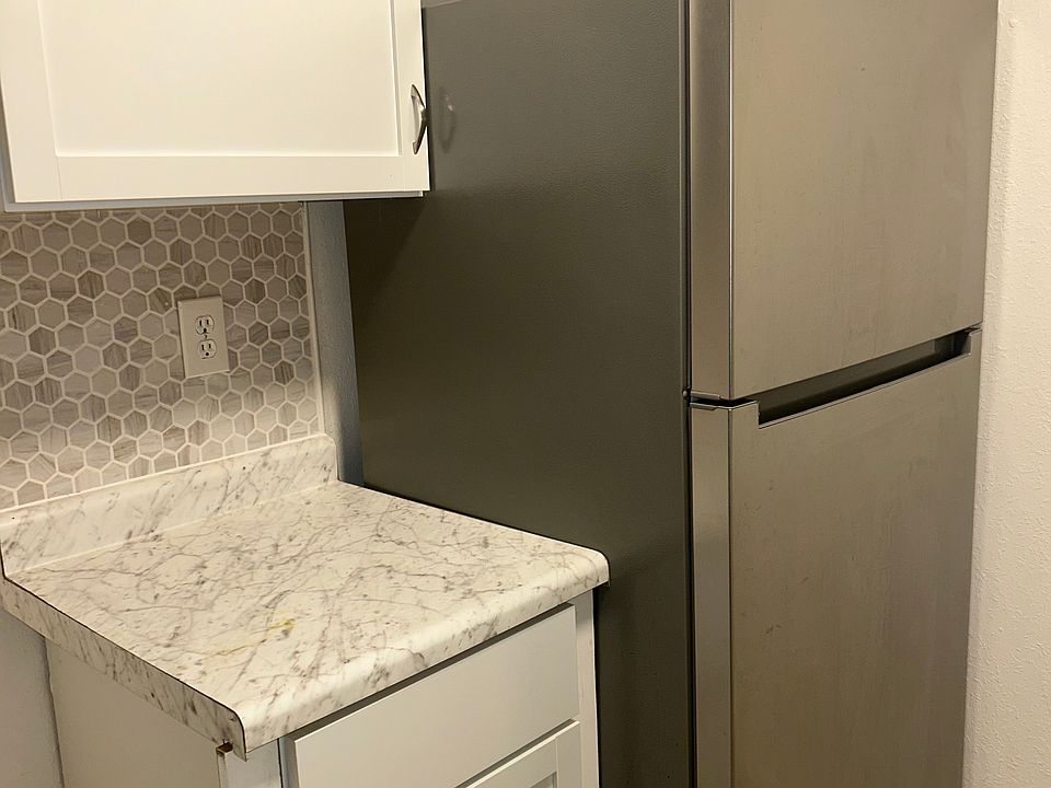 2nd image of 5207 N Knoxville Ave #103