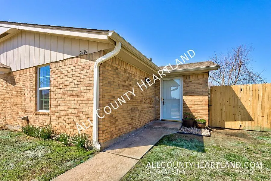 Beautiful 2 Bed, 2 Bath Half Duplex in Moore! — Photo 2