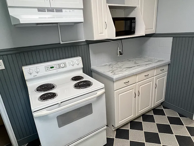 215 W 12th St — Photo 5