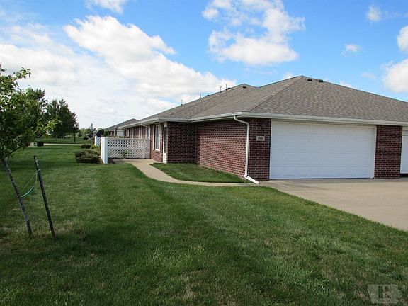 3rd image of 1806 E Ravenwood Ln
