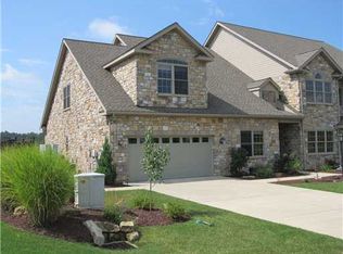 1047 Blackthorne Dr, Jeannette, PA