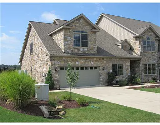 1047 Blackthorne Dr photo 1