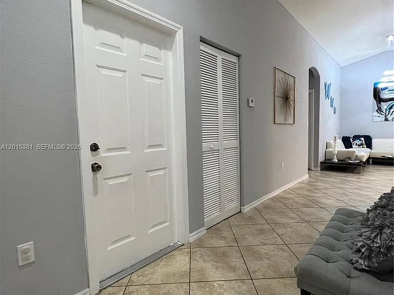 1916 SE 14th Ct — Photo 3