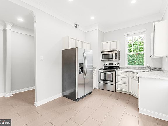 3rd image of 1101 C St NE #B