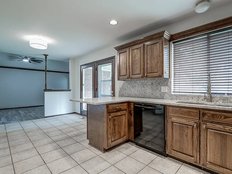 1817 Victoria Dr — Photo 12