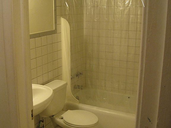 4th image of 814 8th St SE