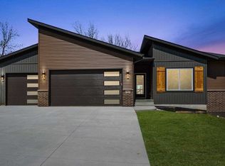 1423 Legend Dr, Tiffin, IA 52340