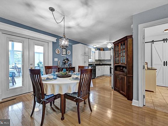 3rd image of 118 Country Ridge Dr