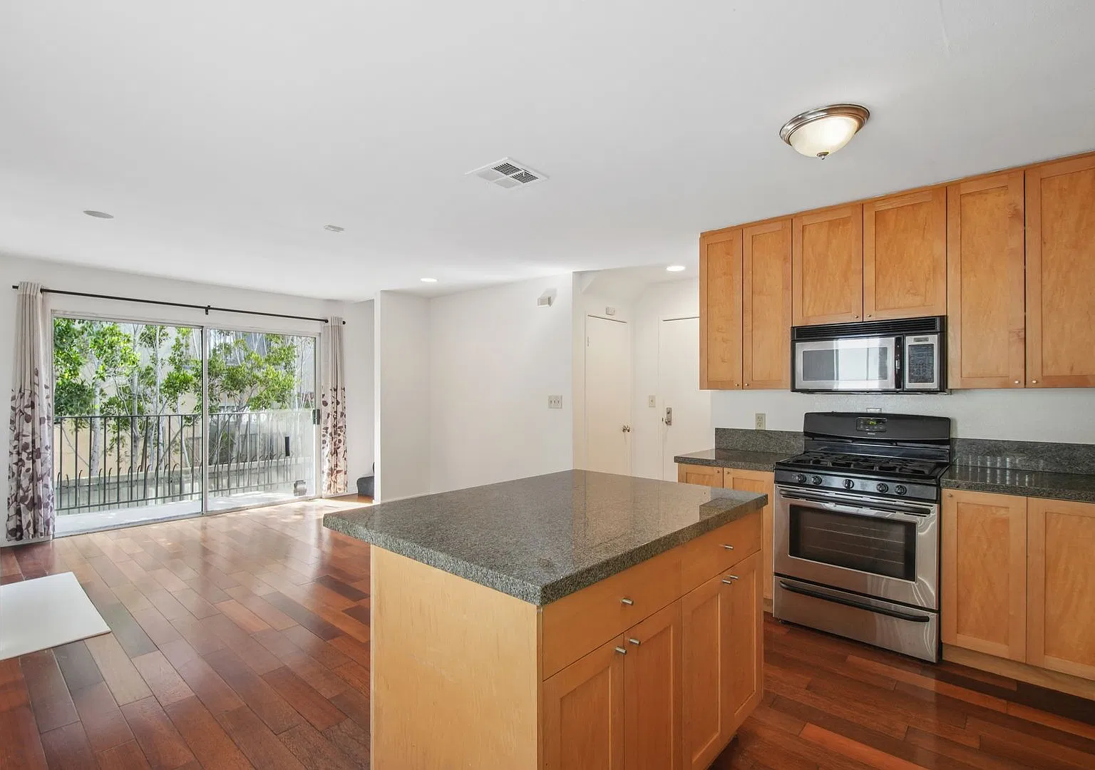 937 Wilcox — Photo 3