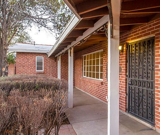 4th image of 2838 E La Cienega Pl