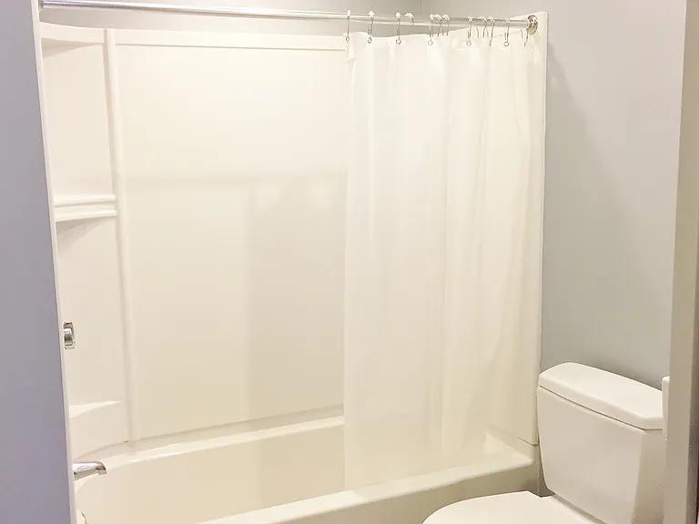 Full tub/shower.