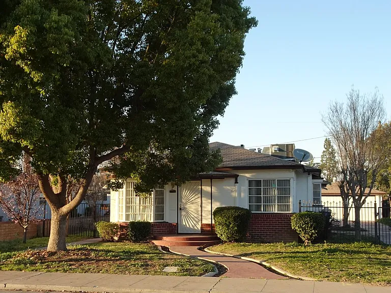 516 W Hedges Ave — Photo 1