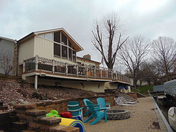 Rope railing on upper decks