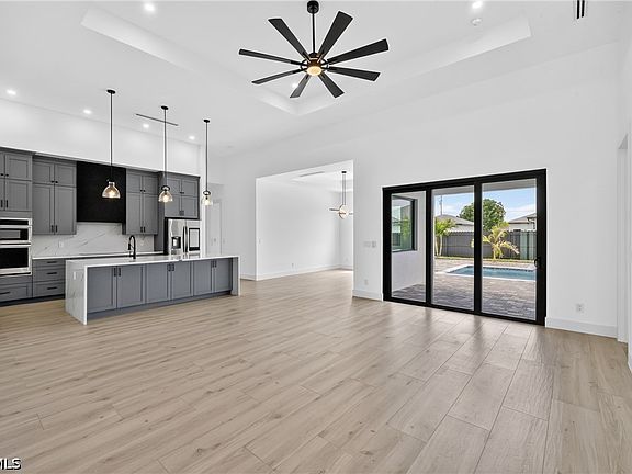 3rd image of 3004 Chiquita Blvd S