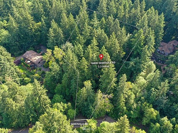 See outlline of lot between two homes.