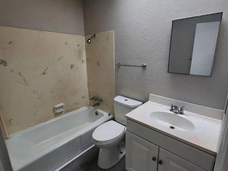 Barton Oaks Apartments — Photo 8
