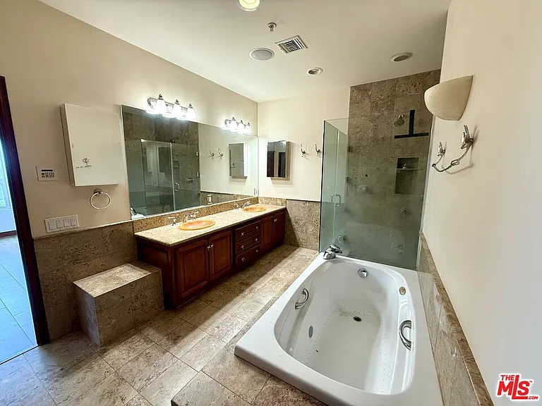 10827 Pacific View Dr — Photo 30