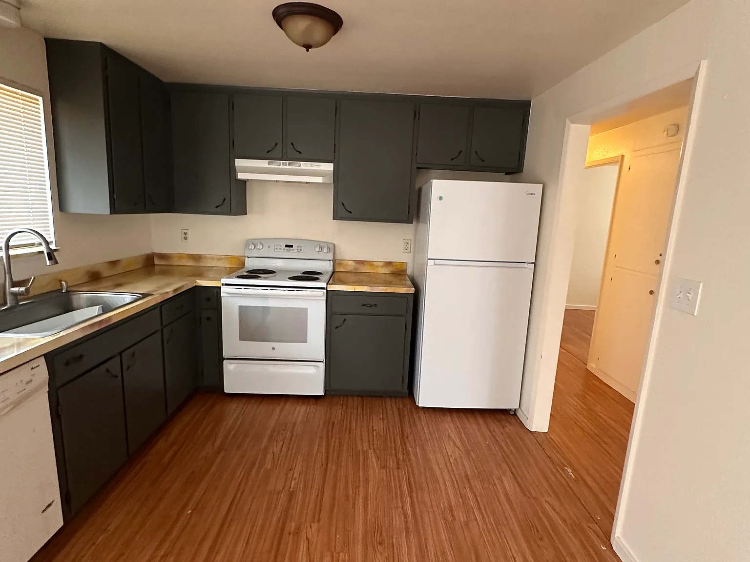 4 bed, 1400 sqft, $2,100 — Photo 2