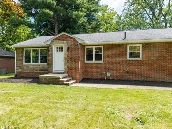 2805 N Glencoe Dr, Akron, OH 44319