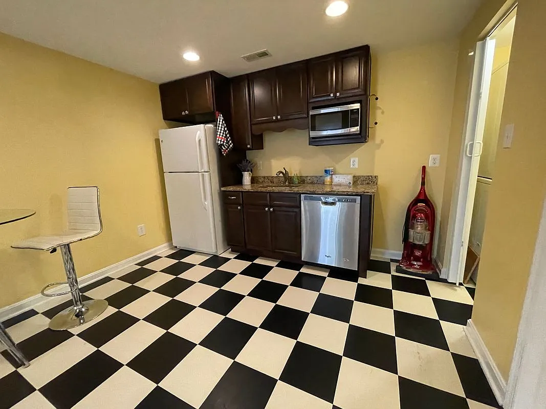 1 bed, 1.0 bath, 700 sqft, $1,800 — Photo 2