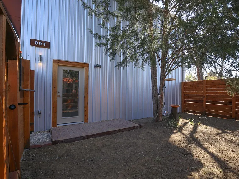 804 N Locust St — Photo 25