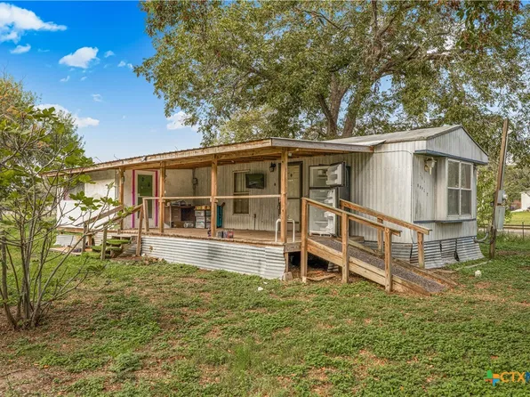 204 Hope St, Yoakum, TX 77995