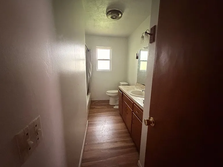 505 E Holly St — Photo 3