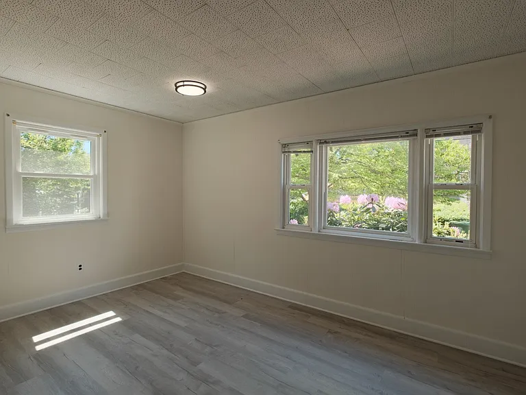 304 E Elm St — Photo 10