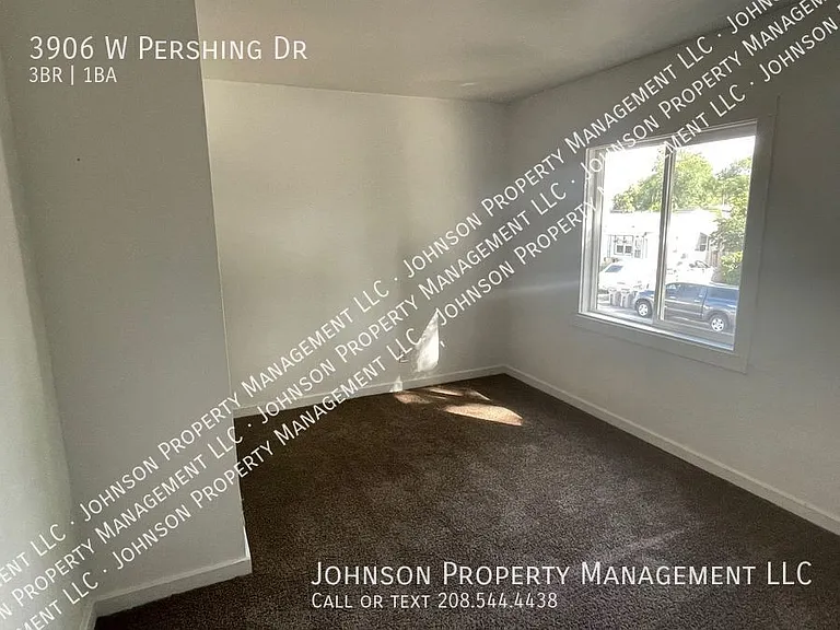 3906 W Pershing Dr — Photo 4