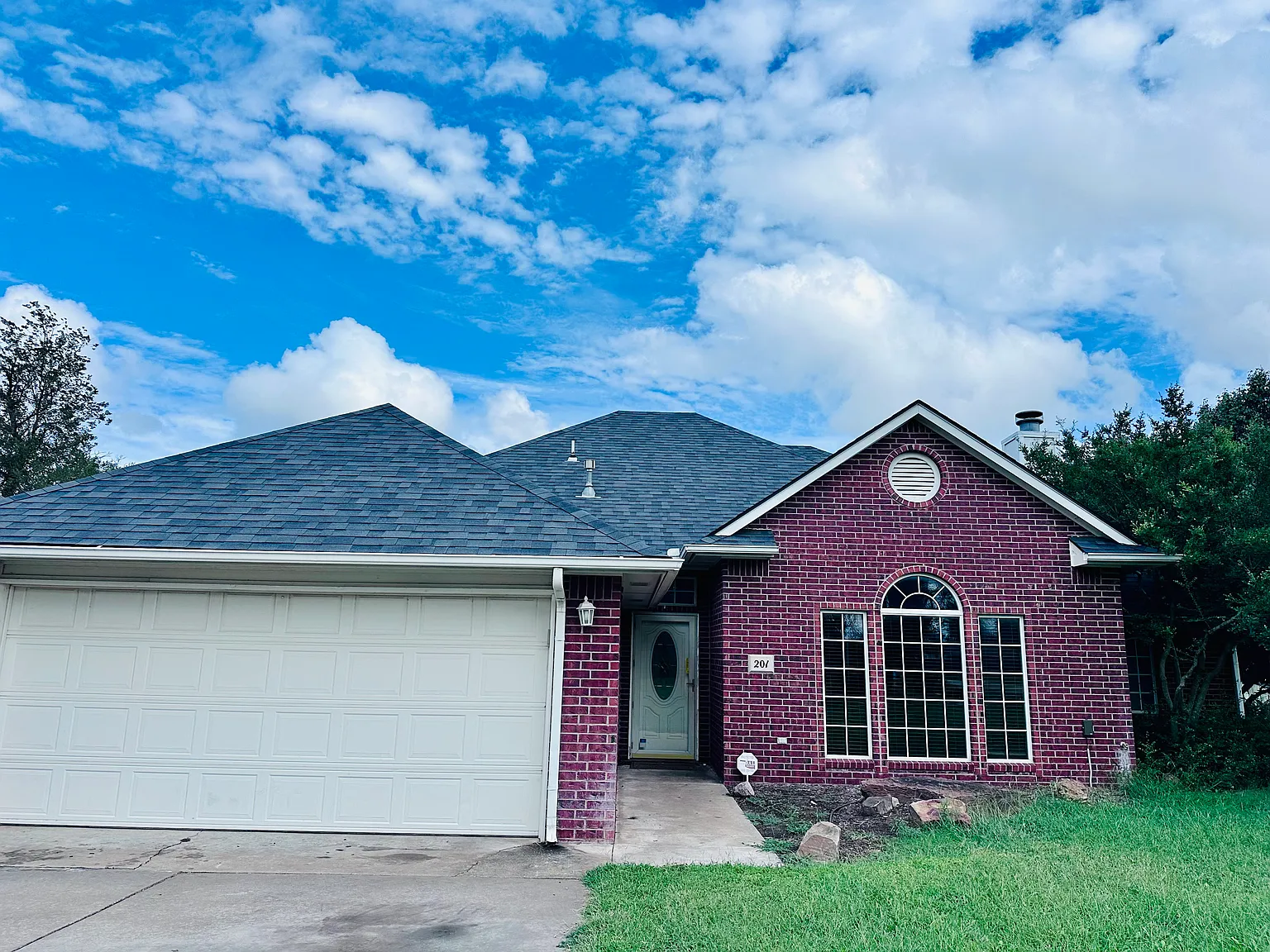 3 bed, 1639 sqft, $1,900 — Photo 1