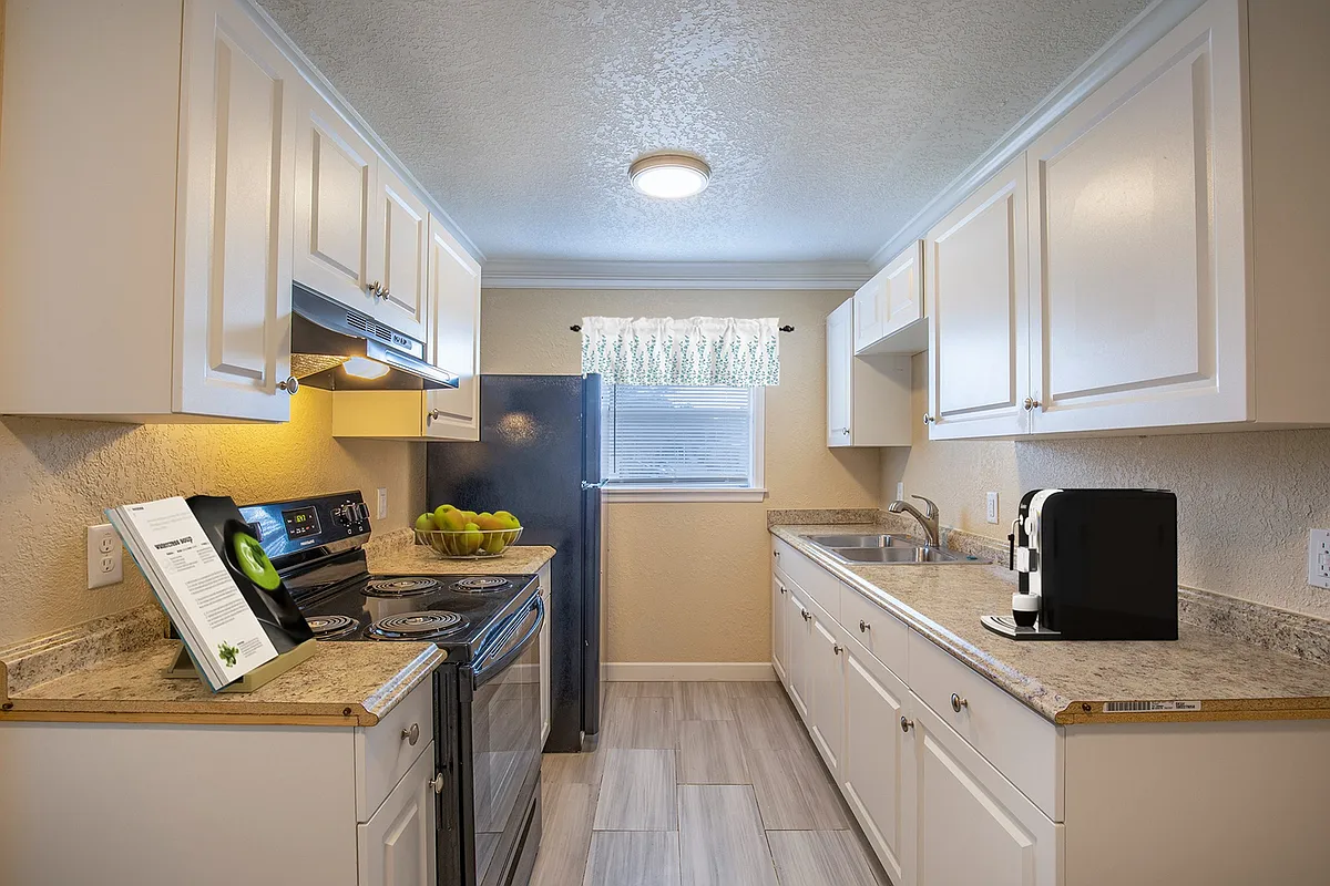 Bright Kitchen - Gardens on Griffin