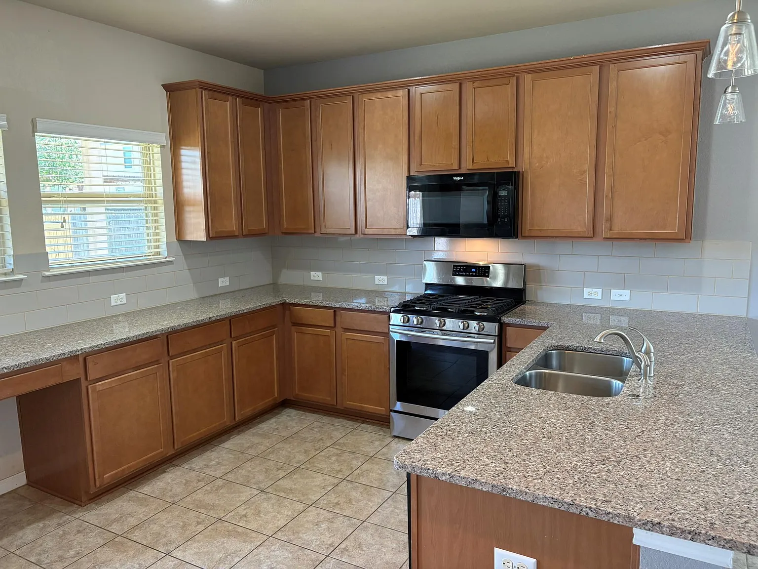 5 bed, 2.5 bath, 2505 sqft, $2,295 — Photo 3