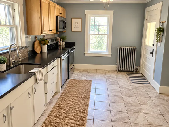 5 Gilbert St, Orono, ME 04473