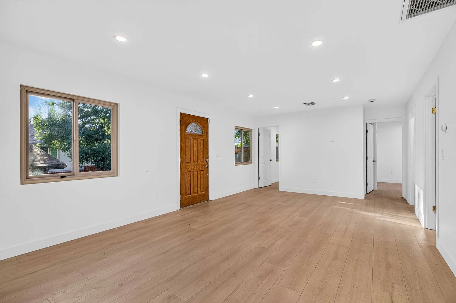 3 bed, 1056 sqft, $3,800 — Photo 3