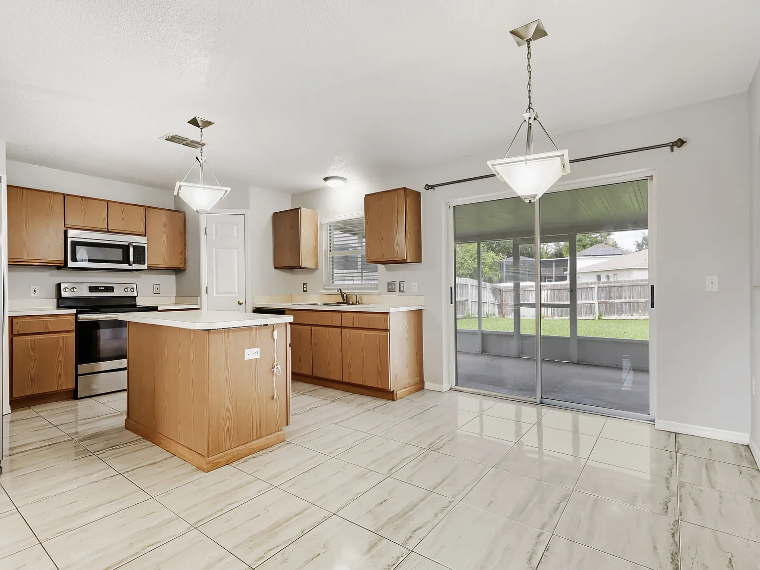 4 bed, 2.5 bath, 2156 sqft, $2,600 — Photo 4