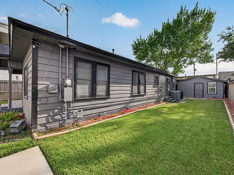 1507 Laird St — Photo 21